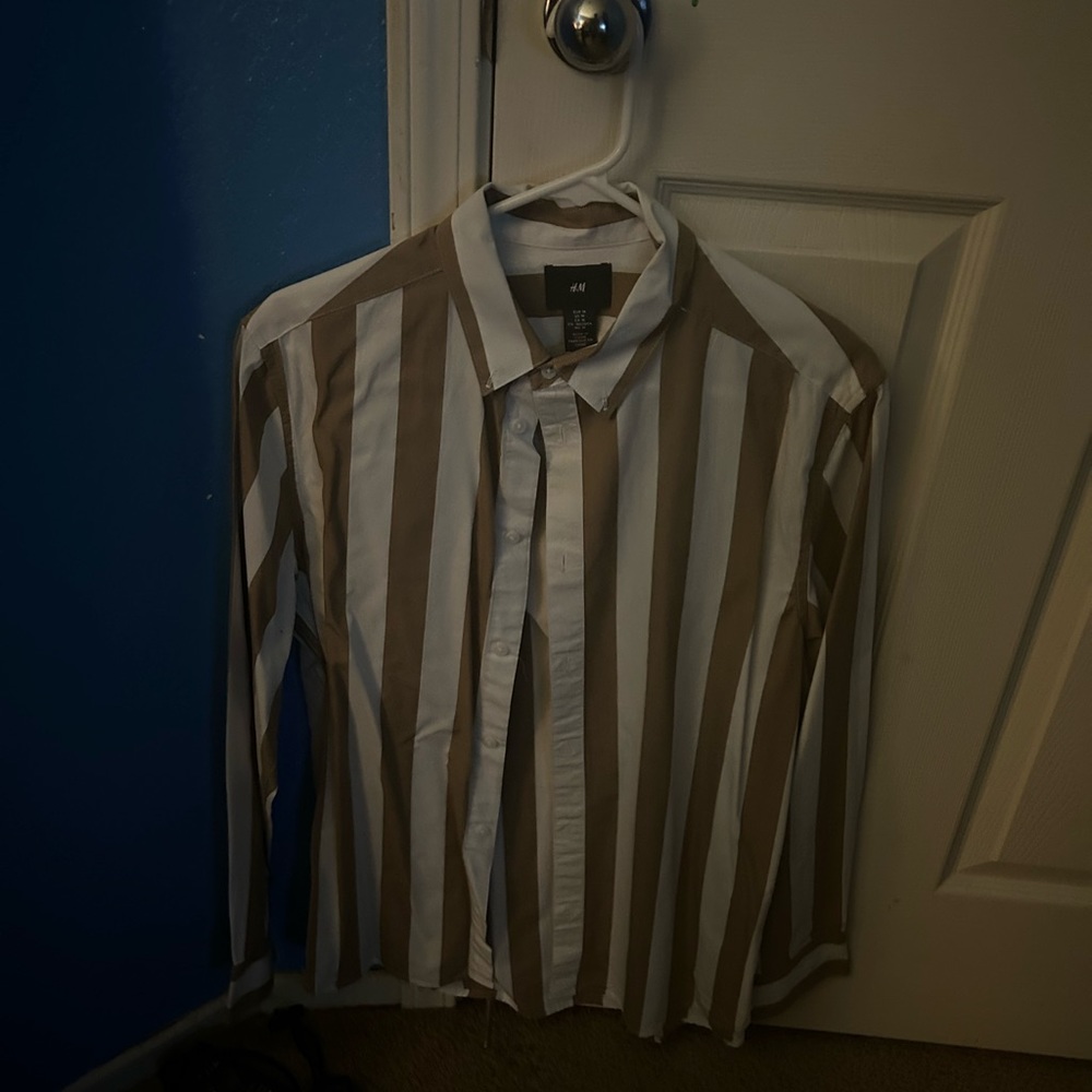 H&M SIZE MEDIUM MEN WHITE STRIPE DESIGN COLLARED SHIRT BUTTON DOWN